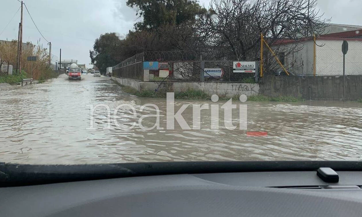 Μετακίνηση μόνο με βάρκες στη Φοινικιά της Κρήτης – Ποτάμια οι δρόμοι (εικόνες, βίντεο)